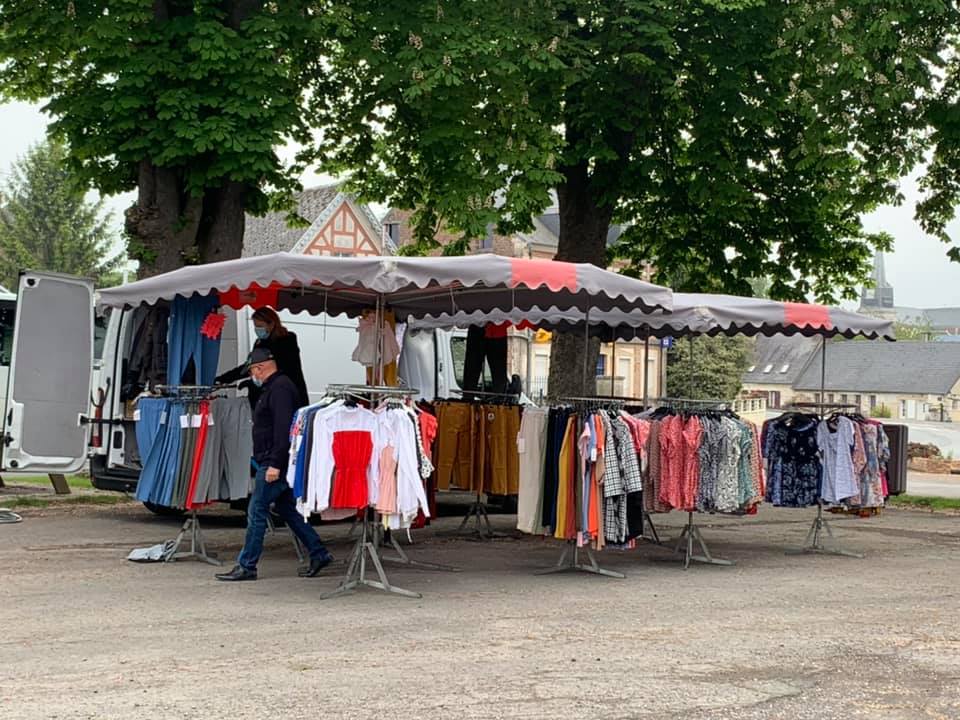  Sympathique petit marché de Sains-Richaumont